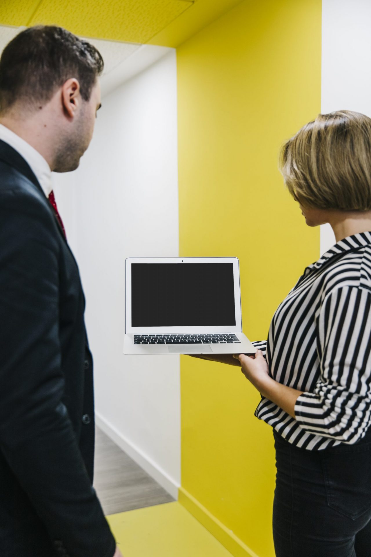 man-woman-watching-laptop-office-scaled.